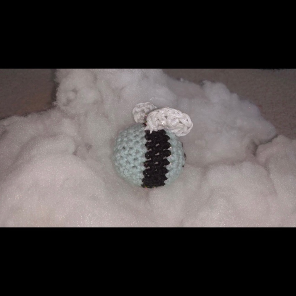 Crochet jellyfish and bee with or without keychain - Picture 3 of 6